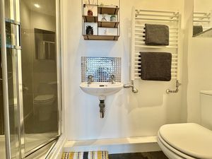 Master En-suite- click for photo gallery